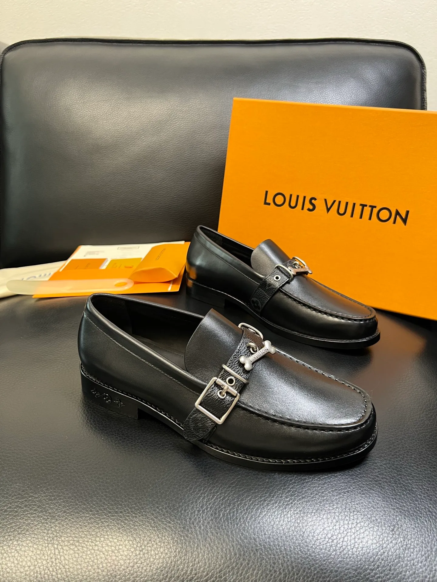 Men's shoes 💰920 Lv high quality top crafts Louis Vuitton leather shoes counter synchronized with original factory configuration, uppers imported from Italy, imported water-dyed cowhide lining, soles: original genuine leather soles specially provided by the original factory, original factory and single goods, welcome to compare, code number 39-44 (customized 38 45 46)